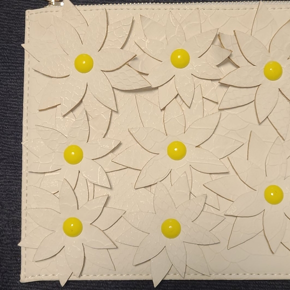 ❤SALE 2 FOR 30❤ Sondra Roberts Squared white wristlet daisies - Picture 7 of 11